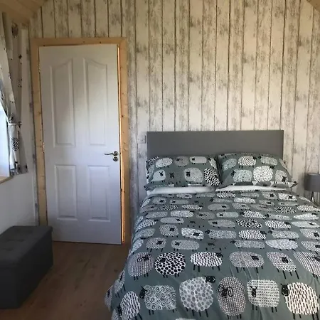 The Snuggly Sheep Farm Shepherd Hut * Ballyshannon