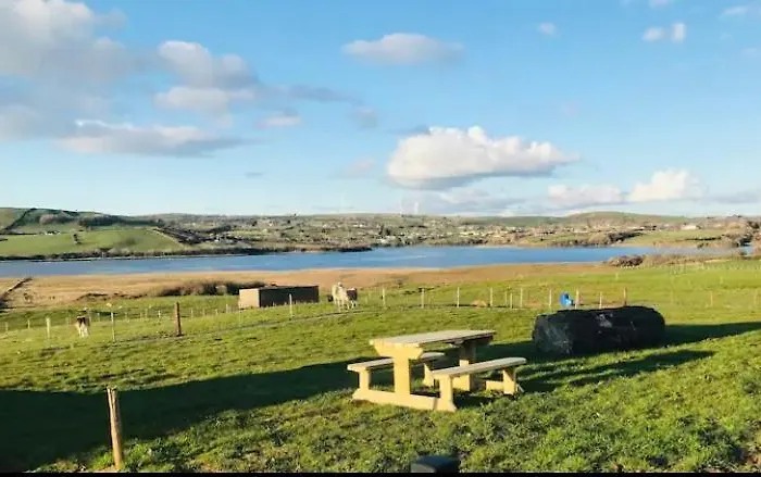 Апартаменты The Snuggly Sheep Farm Shepherd Hut *