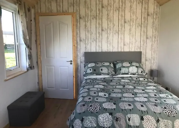 The Snuggly Sheep Farm Shepherd Hut * Баллишаннон